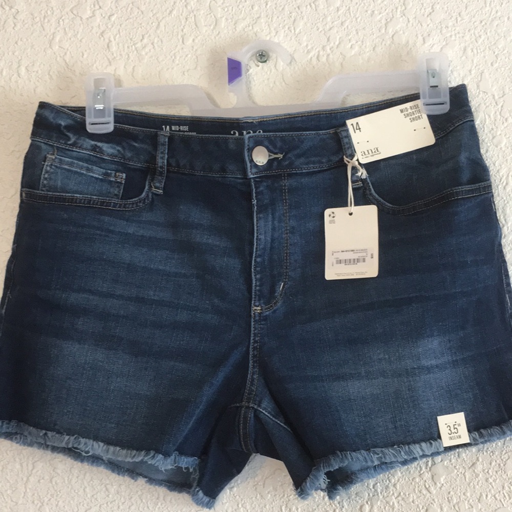 NWT a.n.a Mid-Rise Shortie Shorts. Dark Rinse Jean